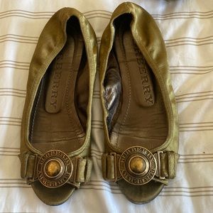 Burberry flats- olive green. Size 37. Pre-owned but plenty of wear. No tears.